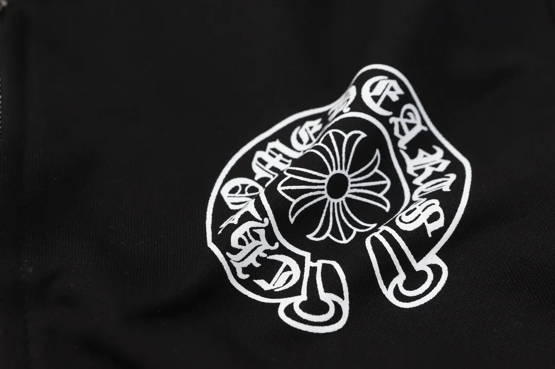 Q17—P230 -Chrome Hearts/Chrome Hearts printed zipper sweatshirt cardigan jacket -420 grams of high-density, high-quality wool, soft, delicate and skin-friendly, soft and silky to the touch, warm and skin-friendly -The hardware and zipper accessories are all customized and full of details -Colour: black -Size: S M L XL